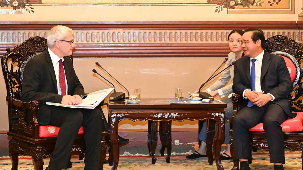 胡志明市人委会主席阮文得会见丹尼·皮尔森部长。