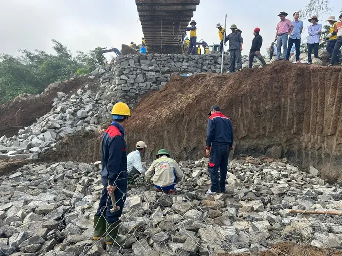 工人正在建设临时桥梁。