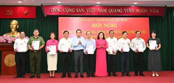 胡志明市市委书记陈留光与市委内政处主任阮氏美姮向优秀集体颁奖。