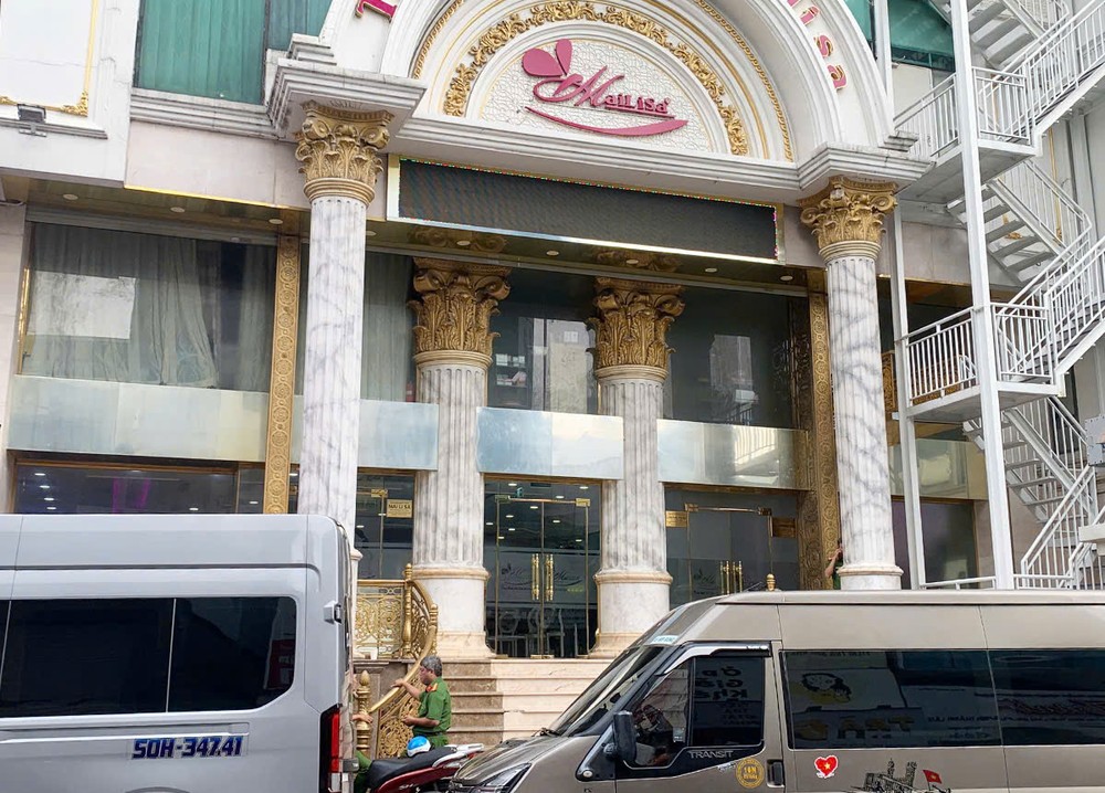 多辆蓝牌警车载着警察抵达胡志明市黄文彬街的Mailisa美容院。