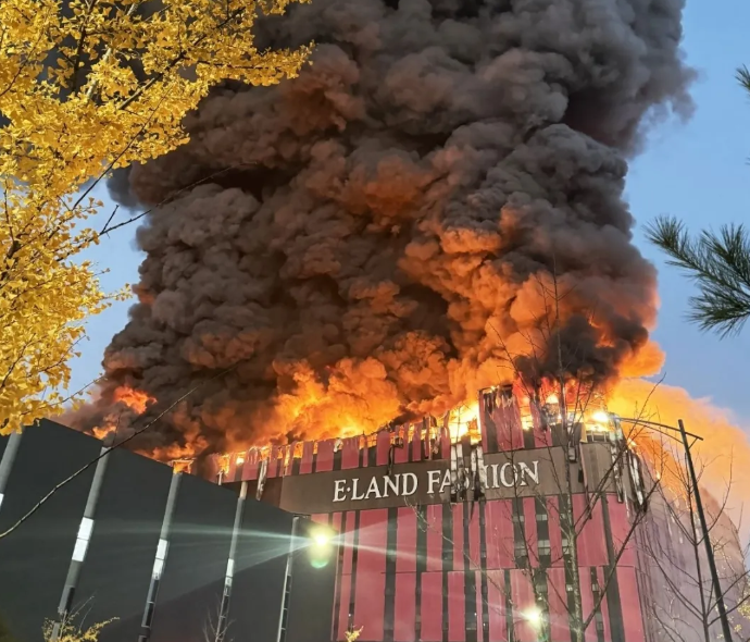 韩国忠清南道天安市衣恋集团物流中心发生大火。（图撷自「kangwhi」Threads）