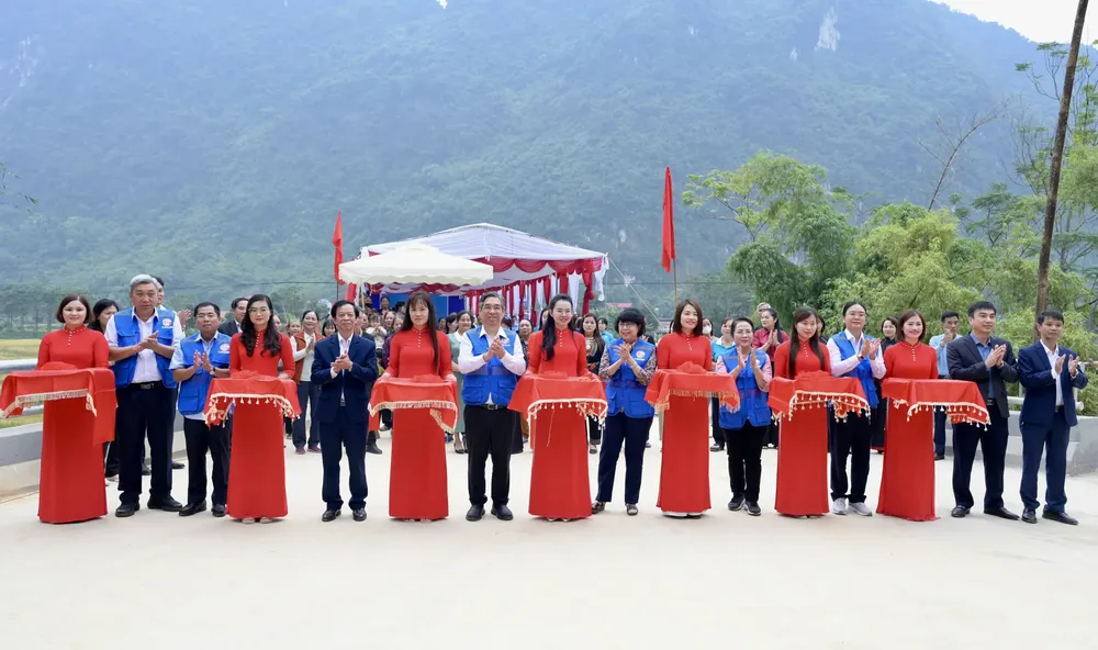 胡志明市市委副书记、市越南祖国阵线委员会主席阮福禄与工作团出席娜波桥工程落成仪式。