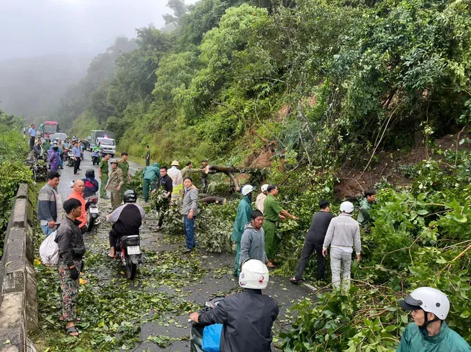 经过抢修滑坡位置，婉目岭已恢复通车。