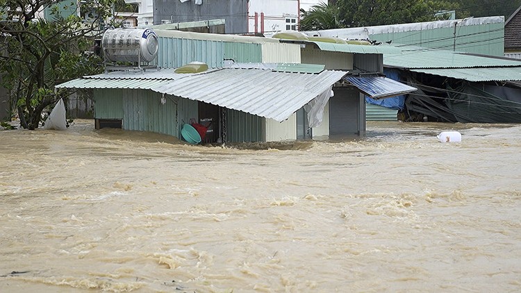 嘉莱省归仁北坊和绥福乡，许多民房受淹，水深达1.5米至3米。