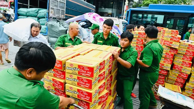 11月22日上午，物资获送至青年文化宫接收点