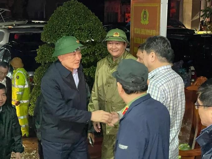  图 : 政府常务副总理阮和平探望正在东和坊参与救援工作的职能力量。