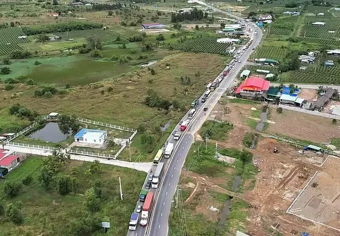 各车辆在林同省藩切交通枢纽排队驶离高速，转入1A国道。