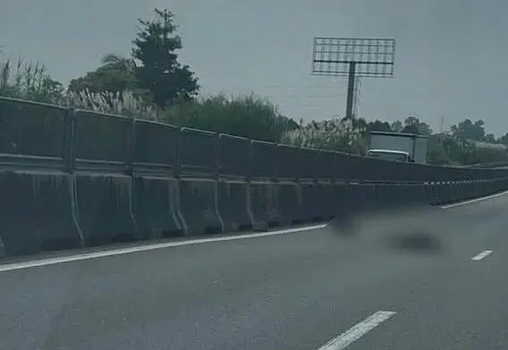 在忠良—美顺高速公路发现男子尸体的现场。