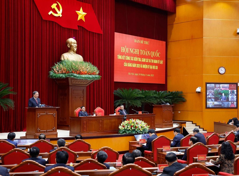 苏林总书记在会上发言。