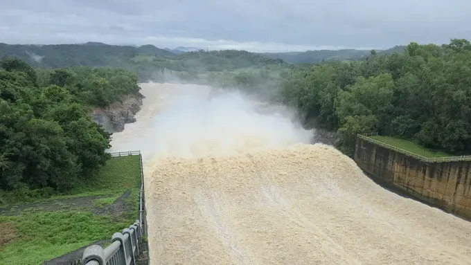 克隆赫能水电站泄洪。