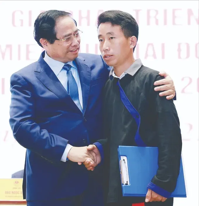  图: 范明政总理在8月13日的民族少数与山区社经发展国家目标计划总结全国会议上，表彰鼓励梅阿施村村长，因他在8月1日凌晨的洪水、山体滑坡灾难中成历营救奠边省沙容乡杭普西村的90名村民。