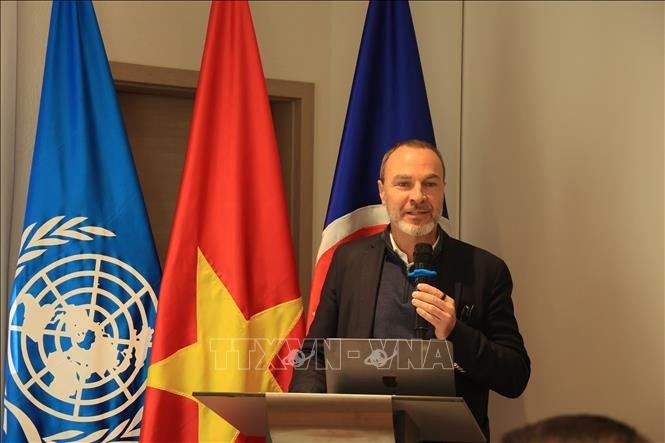 影响力投资与再生经济顾问艾默里克·荣格（Aymeric Jung）在会上发表讲话。