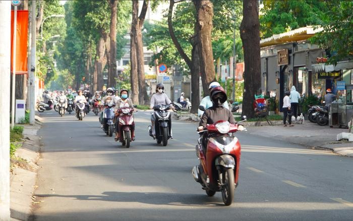 胡志明市不再微凉，清晨阳光普照。