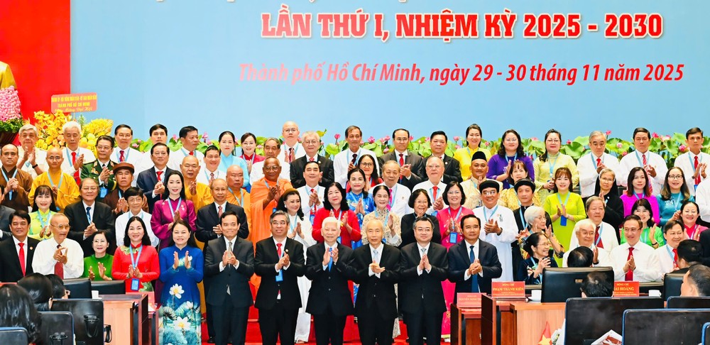 2025-2030年任期第一届胡志明市越南祖国阵线委员会向大会亮相。