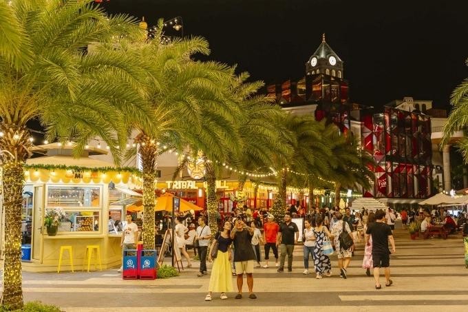游客于今年11月在“极有趣”夜市拍照。