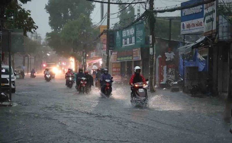 胡志明市迎来大面积雷阵雨，潮汛水位超越3级警戒线。
