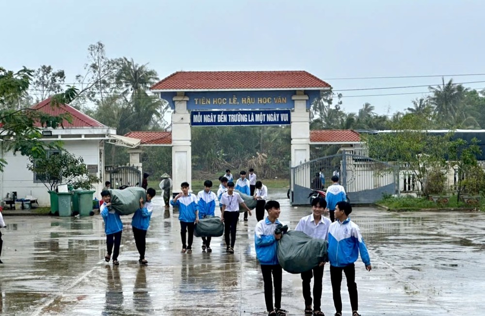 向绥安东乡盐田武氏六高中学校的学生发放914份礼物。