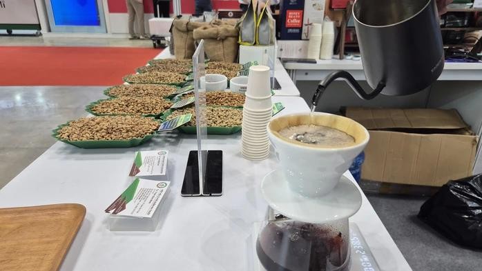 图: 在胡志明市展览会上介绍咖啡冲泡方法。