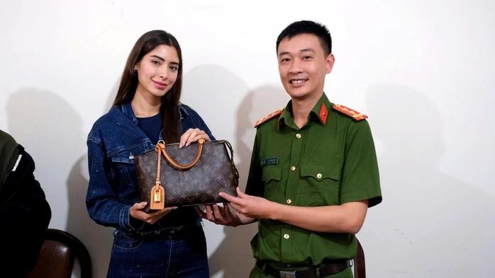 图: 大勒春香坊公安将手提包交还给墨西哥小姐安吉拉·尤里亚尔。