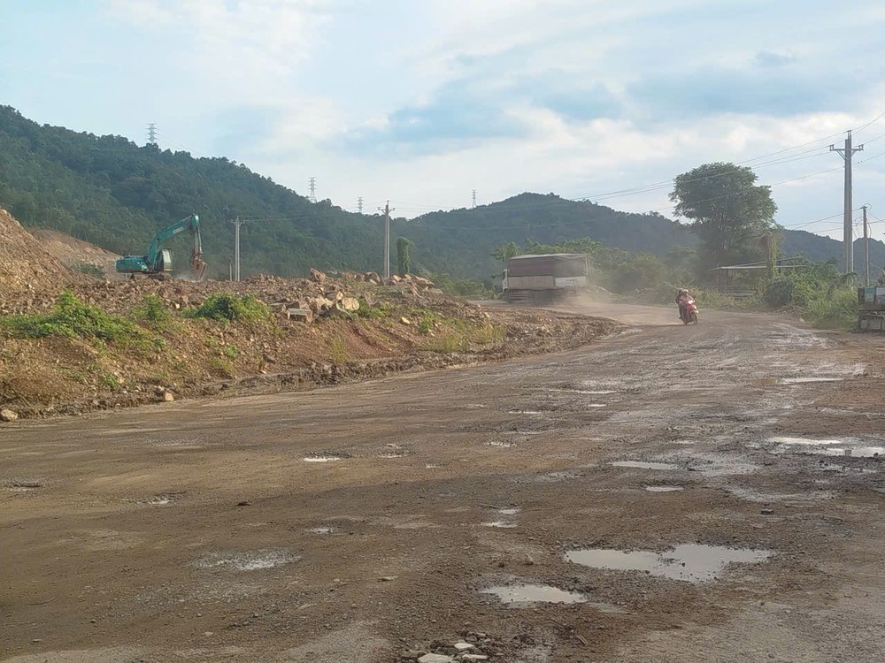 林同省28B国道正在升级改造过程中，故有许多工程车辆通行。