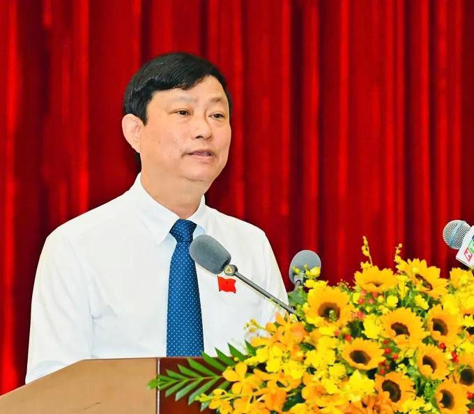  胡志明市人民议会主席武文明发表开幕讲话。