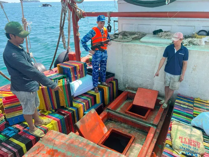 职能力量检查运油渔船。