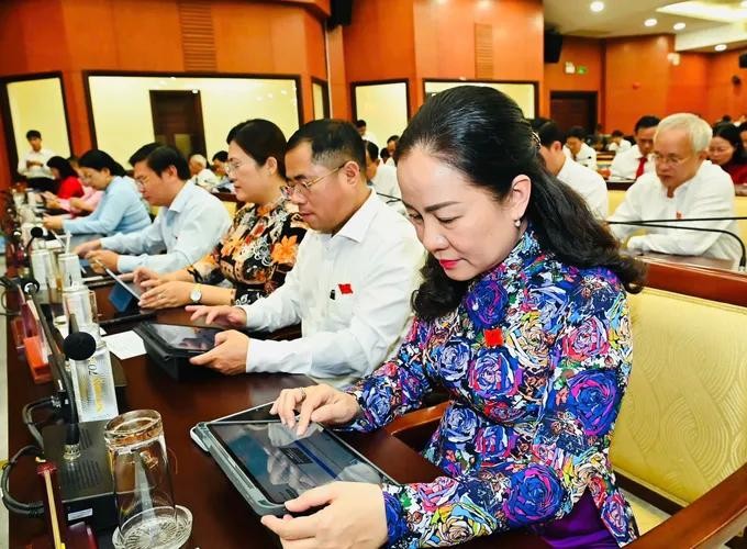 代表在会上表决通过各项决议。