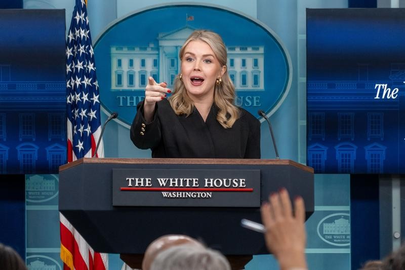 12月11日，在美国首都华盛顿白宫，白宫新闻秘书卡罗琳·莱维特出席记者会。