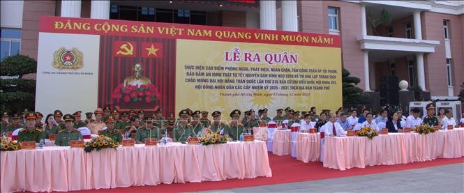 出席仪式的领导、代表。