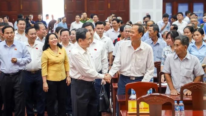 国会主席陈青敏在芹苴市渭清坊与选民接触。