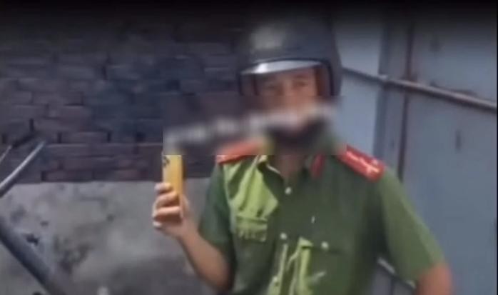  图: 将交警大尉推向卡车车头的男子曾把乡公安关在屋内。视频截图