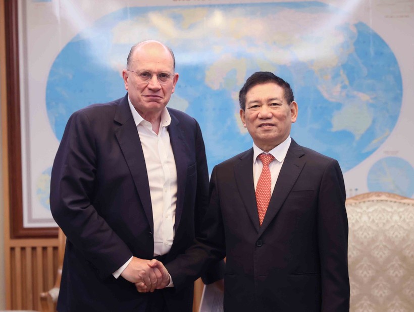 政府副总理胡德福会见友邦保险集团董事长马克·塔克。