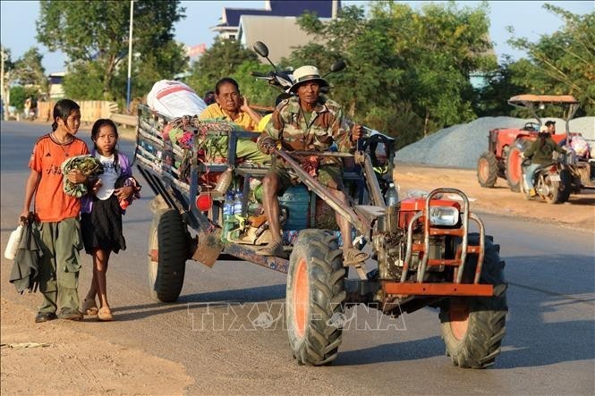 靠近泰国边境地区的柬埔寨民众于2025年12月8日撤离到暹粒省安全的临时避难点。