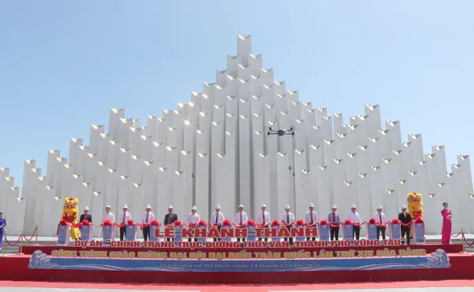 胡志明市领导及各位代表共同落实垂云主干线整饬项目剪彩仪式。