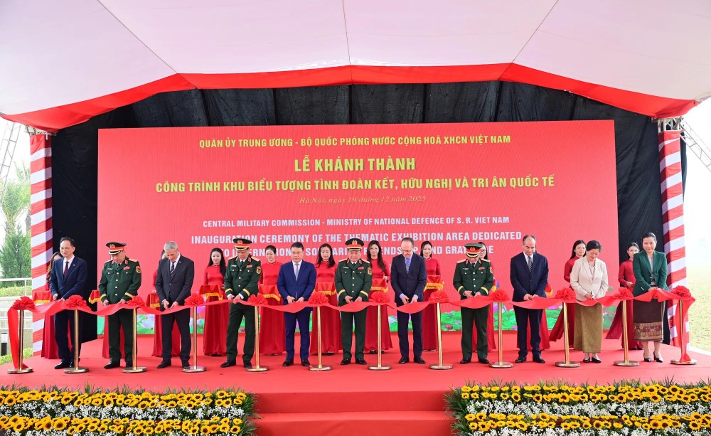 各位代表为象征性雕塑区剪彩落成。