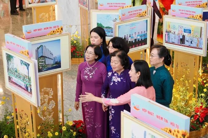 代表们参观大会展览。