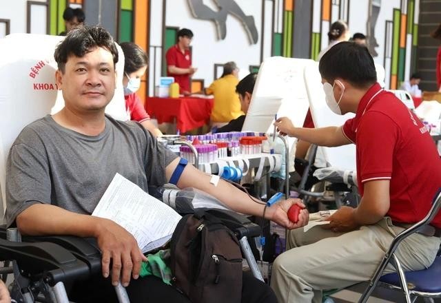 趁着还没接单，网约车司机祥哥参加献血救人活动。