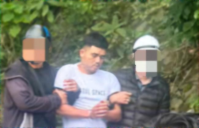 图: 嫌犯在山茶半岛石洞匿藏时被捕。