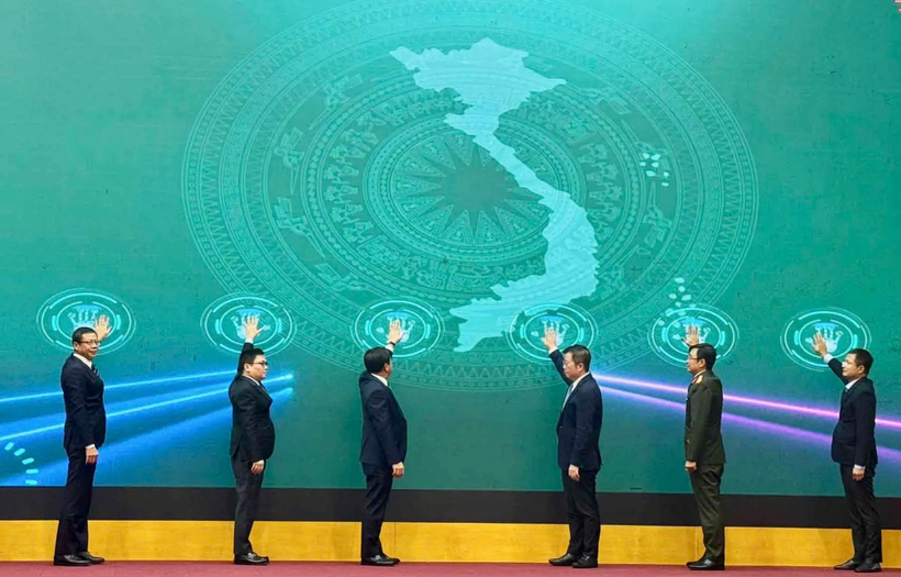 与会代表按下按钮 将农产品溯源系统投入运作。