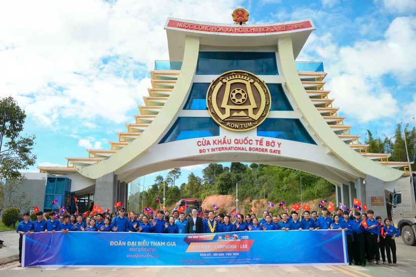 参加联欢节的青年代表在布依口岸合影。