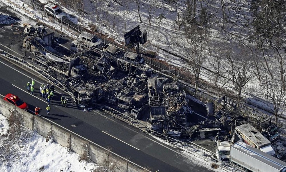 日本67辆车连环相撞，2死26伤。