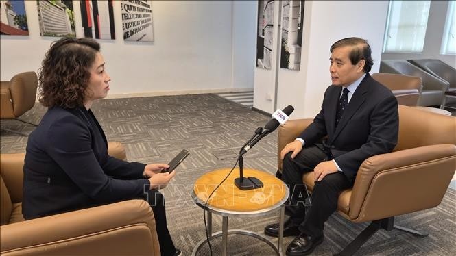 新加坡李光耀公共政策学院教授武明姜（右）接受采访。