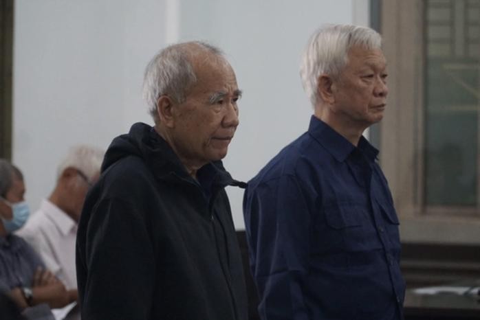 图：阮战胜（右）与陶公天在另一案件中出庭。