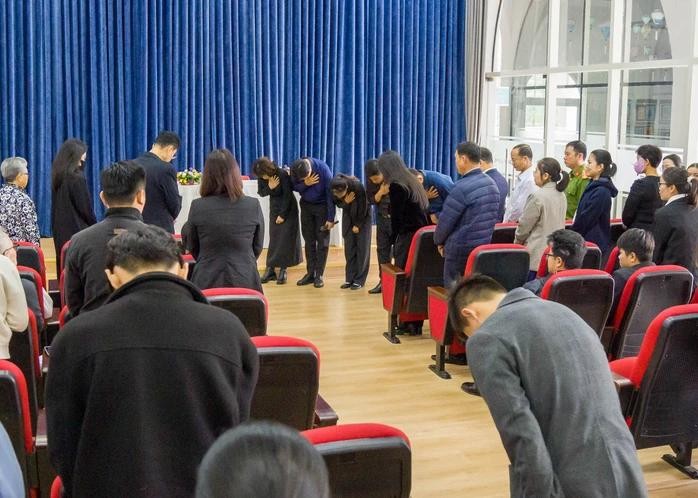 Sky-Line Hill高初中小学校举行会面并向学生家属道歉。