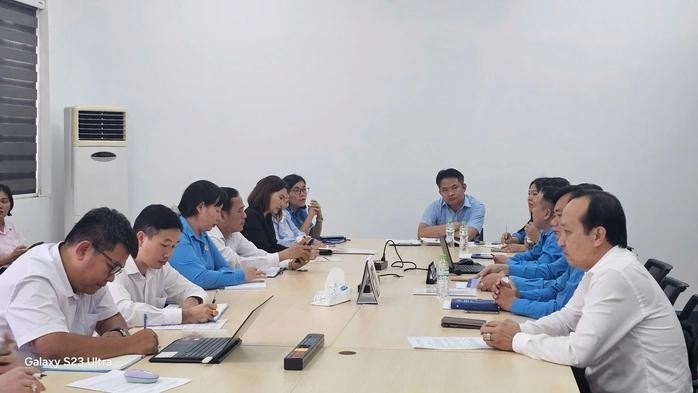 胡志明市联部门工作团与Panko Vina公司代表及滨桔坊人委会代表进行交换意见。