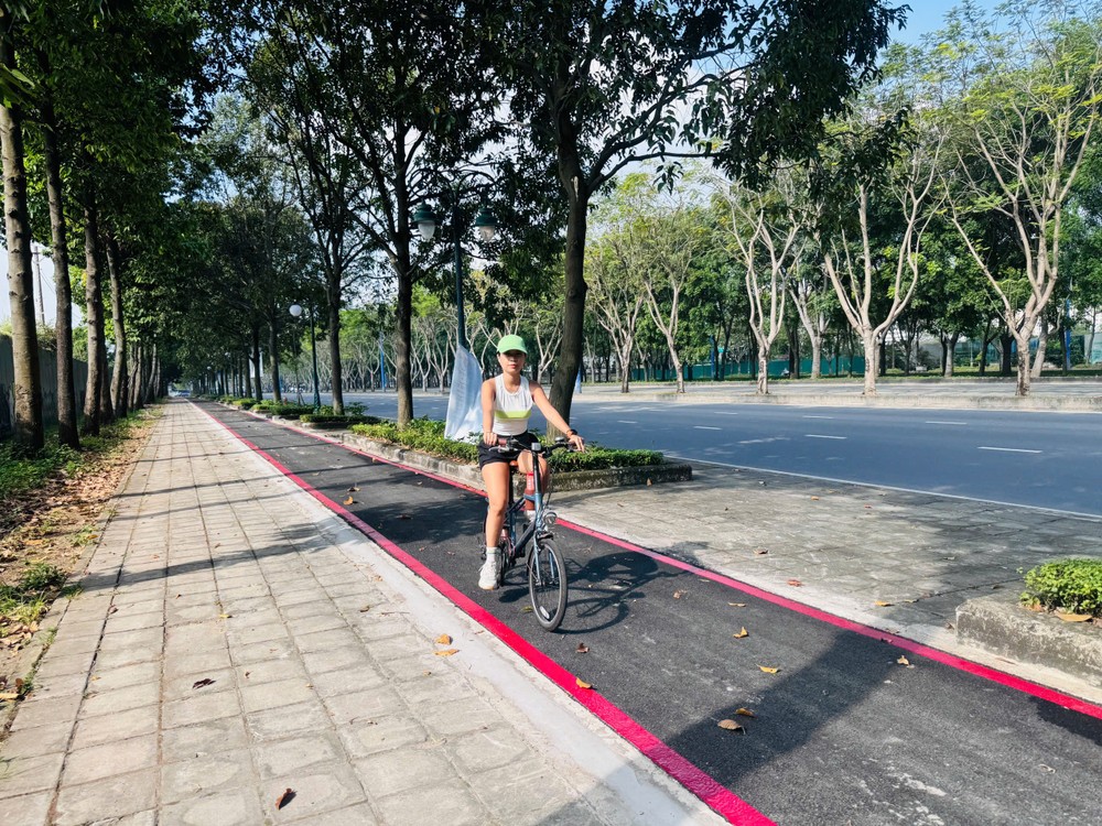  市民体验新建的自行车专用车道。