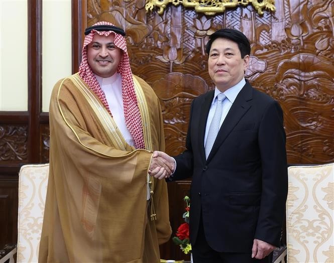 国家主席梁强与沙特阿拉伯驻越特命全权大使穆罕默德·伊斯梅尔·A·达赫维。