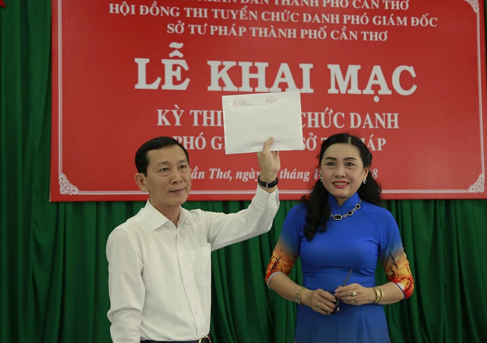 Chủ tịch Hội đồng thi kiểm tra niêm phong đề thi