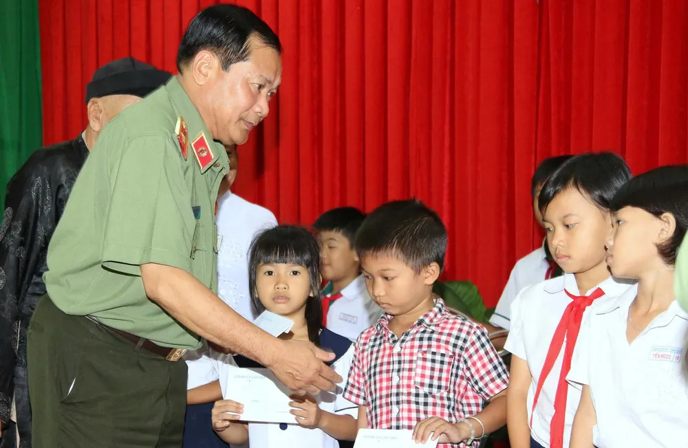 Cần Thơ trao 100 suất học bổng cho học sinh nghèo ảnh 2