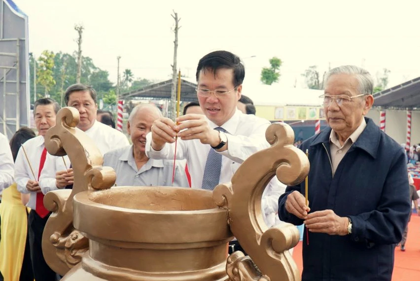 Đồng chí Võ Văn Thưởng thắp hương tại Khu di tích lịch sử địa điểm thành lập Chi bộ An Nam Cộng sản Đảng Cờ Đỏ